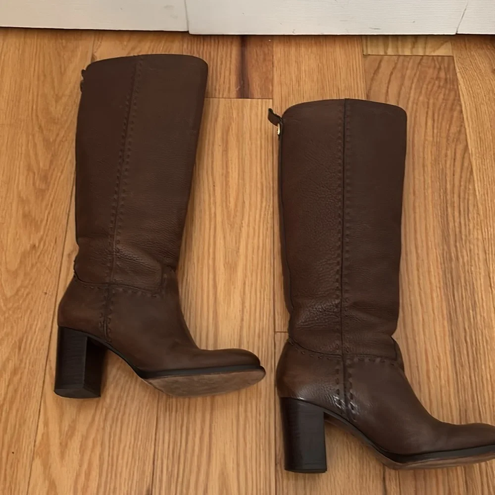 Tory Burch Brown Wyatt Stovepipe Pebbled Leather Gold Logo Tall boots Sz 6